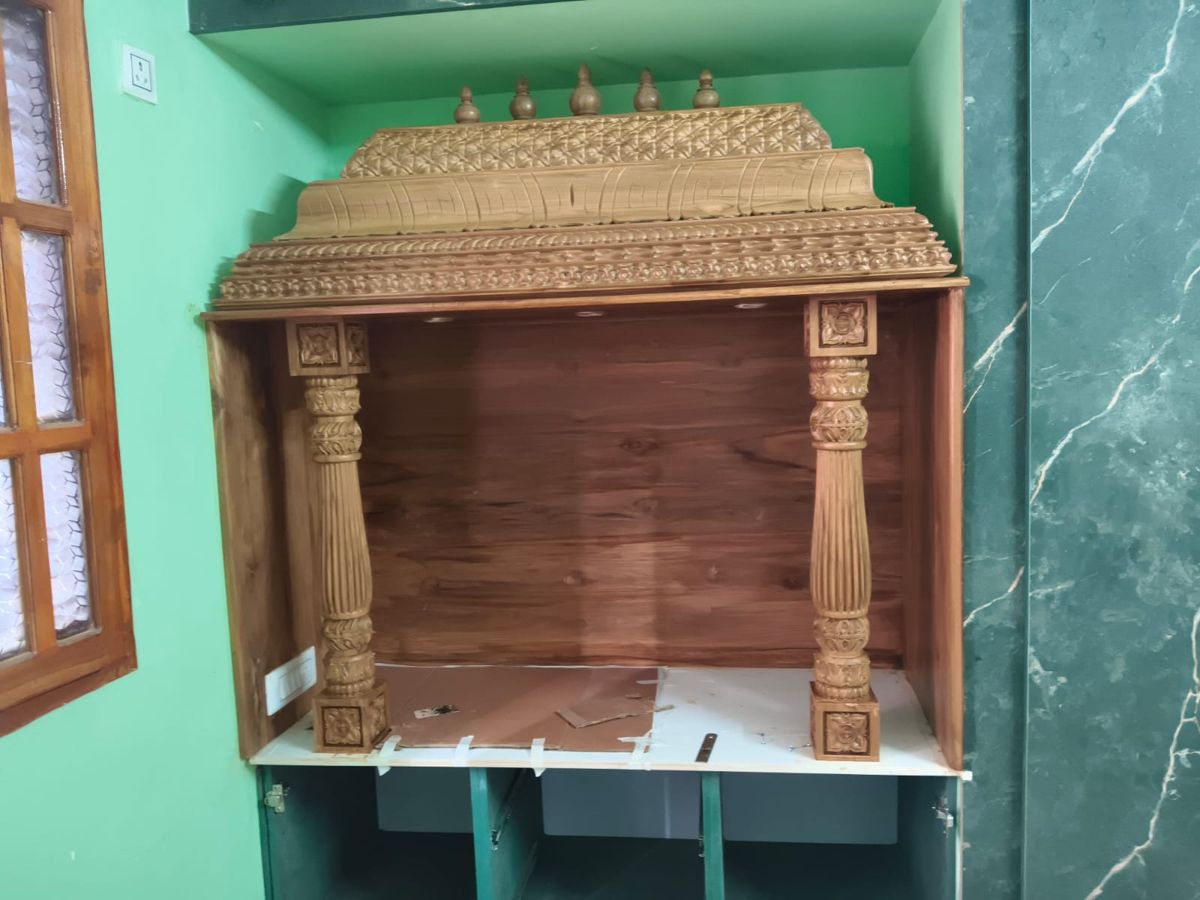 Pillar wood carving work 4